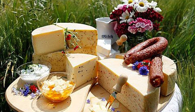 Hofkäserei Dülfershof mit leckerem Käse und selbstgebackenem Kuchen nur 14 km vom Hotel Landhotel Kern in Bad Zwesten entfernt