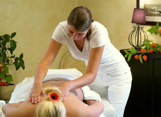 Massageanwendung im Lehm-Spa Wellnessbereich im Hotel Landhotel Kern in Bad Zwesten