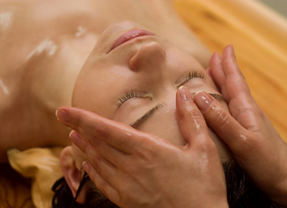 Gesichtsanwendung im Lehm-Spa Wellnessbereich im Hotel Landhotel Kern in Bad Zwesten