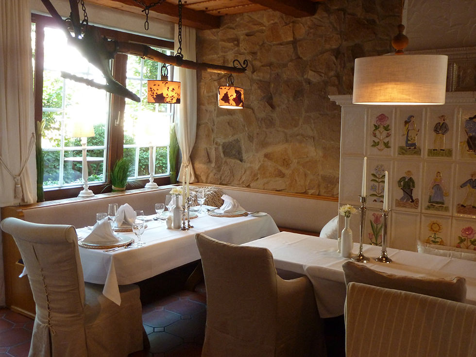 Gemütliche Sitzecke im Landhausstil im Restaurant Schwälmer Bauenstube im Hotel Landhotel Kern in Bad Zwesten