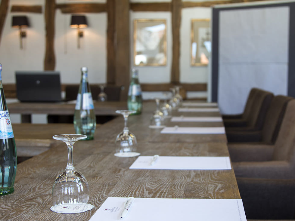Heller Tagungsraum im Lehm Seminarhaus ausgestattet mit moderner Tagungstechnik im Hotel Landhotel Kern in Bad Zwesten