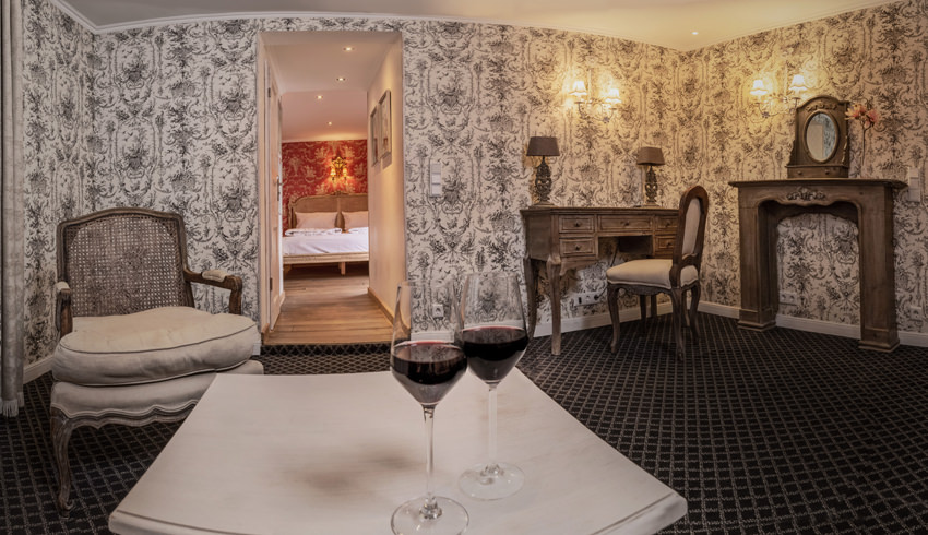 Doppelzimmer mit einem separaten Wohn- und Schlafbereich für viel Platz zum Wohlfühlen im Hotel Landhotel Kern in Bad Zwesten